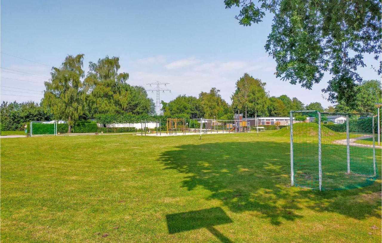 Vakantiehuis Amazing In With 2 Bedrooms, Wifi&outdoor Swimming Pool Heinkenszand